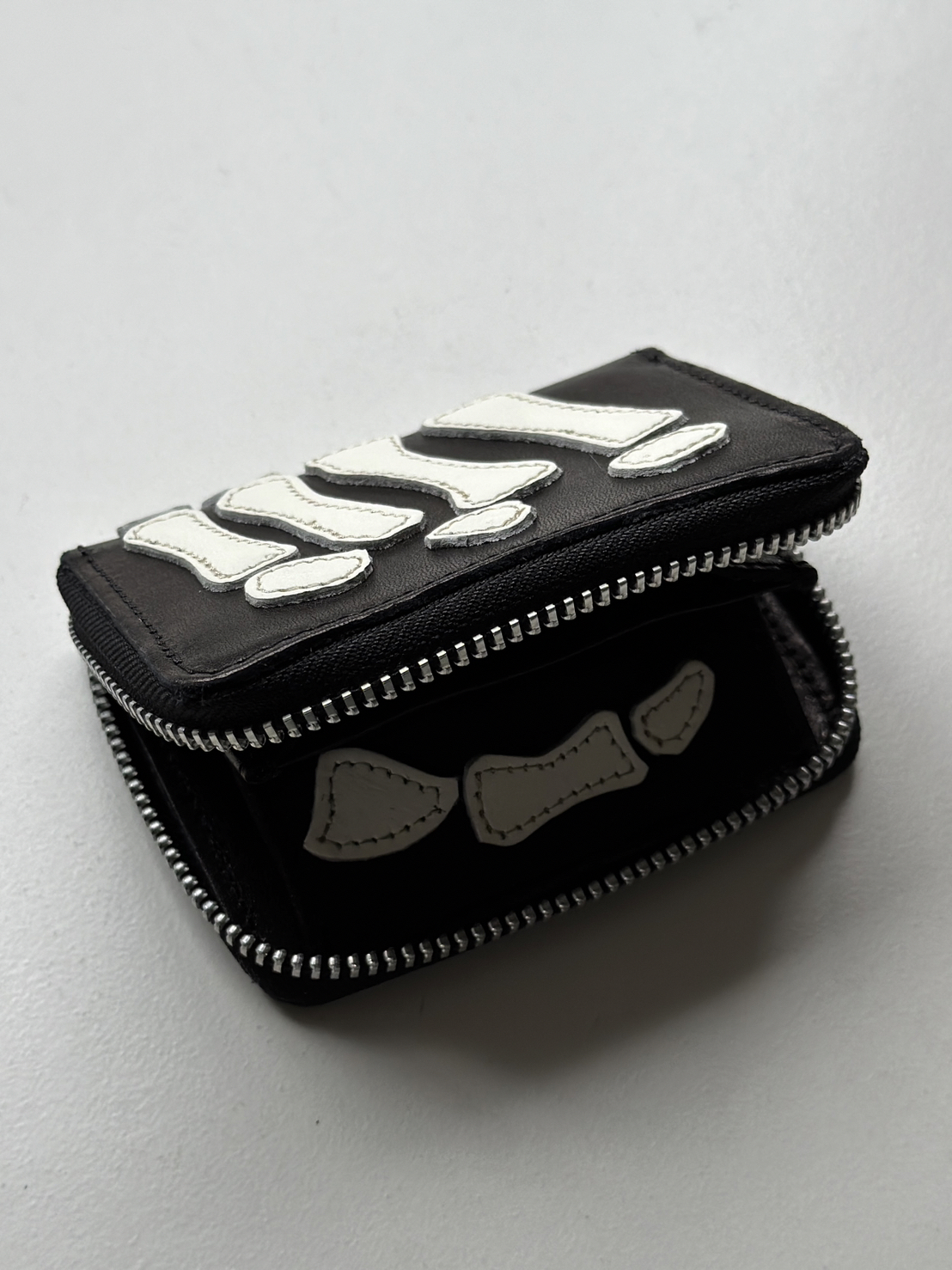 KAPITAL (キャピタル) THUMBS UP BONE HAND ZIP ミニウォレット