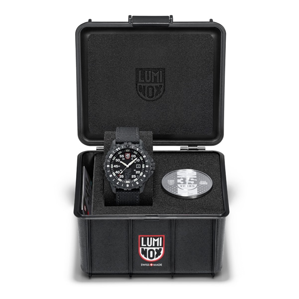 Luminox ルミノックス F-117 NIGHTHAWK x Skunk Works 6440 Series Ref
