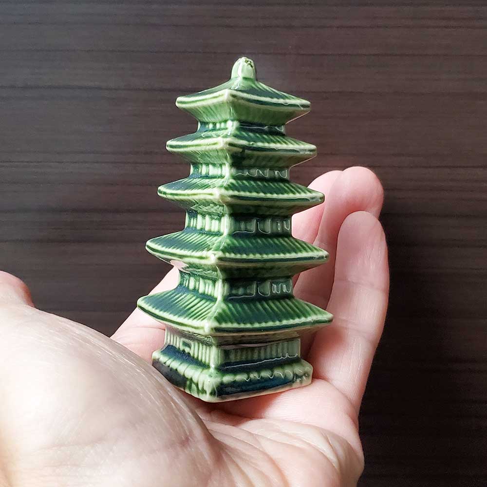 あなただけの世界をどうぞ【ミニチュア陶器 五重塔 緑】ゴジュウノトウ