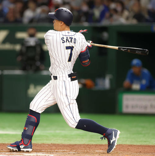 阪神】佐藤輝明の侍ジャパン仕様装備品 全身から個性あふれ出る一挙手