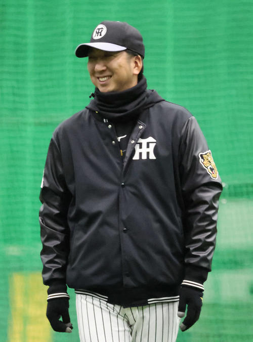 阪神】藤川監督始め首脳陣が防寒着に使用したのは「スタジャン」 着て