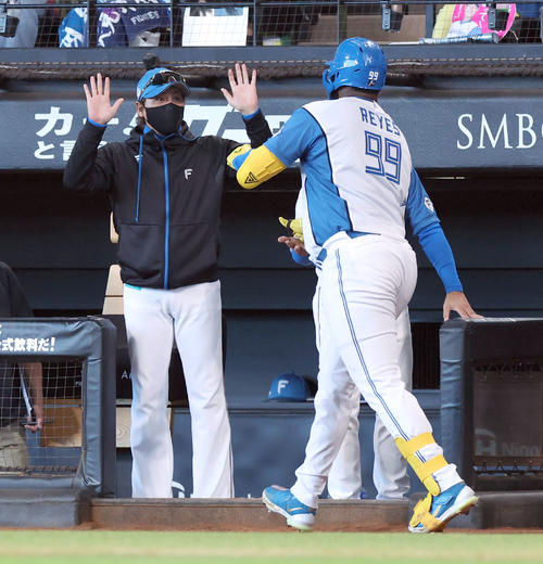日本ハム】新庄監督「寒気がしました」レイエスのバックスクリーン同点