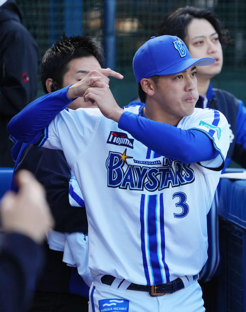 DeNA】森敬斗、背番号3とTAポーズ 帰国オースティンの代役…なりきり