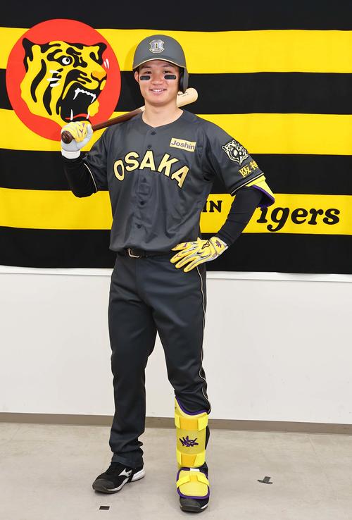 阪神】8月限定「ダイナマイト打線ユニ」がお披露目 森下翔太「昔な