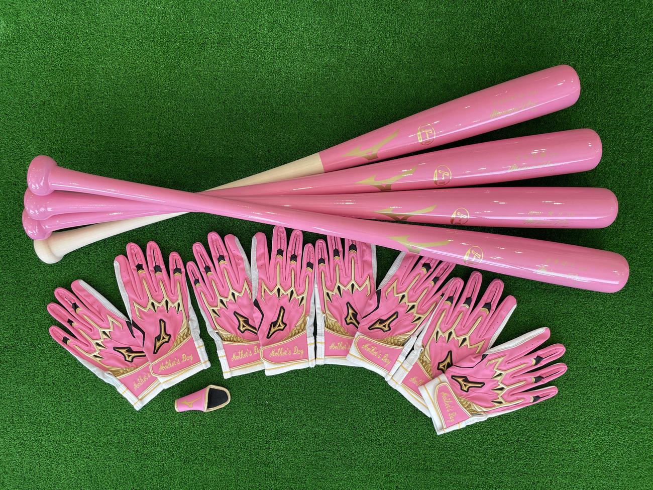 阪神】5・8母の日 佐藤輝らピンクのバット＆手袋＆フィンガー