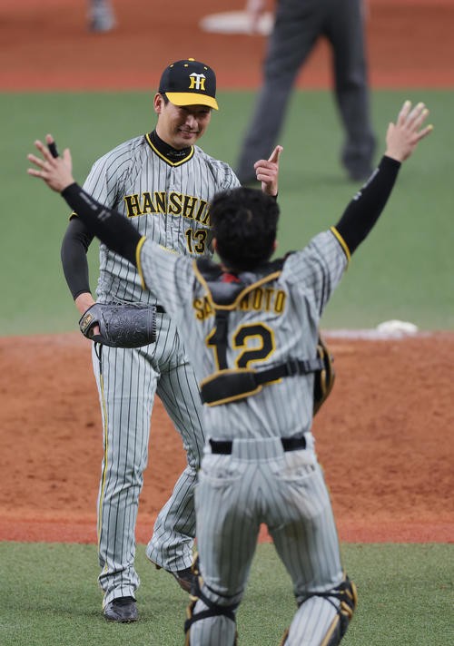 阪神】岩崎優は横田慎太郎さんユニホーム手に3度胴上げ「そう信じて