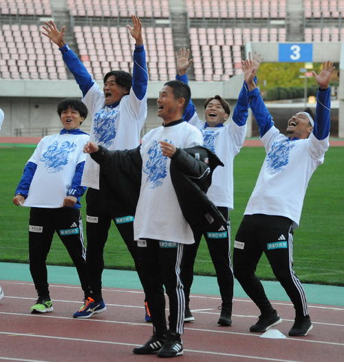 新潟】FW長倉幹樹PK成功でチームメートから胴上げ「温かい