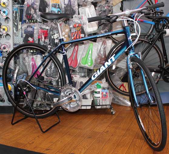 GIANTの2018年モデルESCAPE R3のブルーが入荷いたしました。