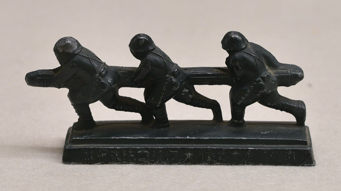 国民的英雄になった「爆弾三勇士」 “作られた美談”の真相｜【西日本