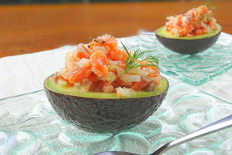 アボカドボートのサーモンタルタル | レシピ | ニッスイ