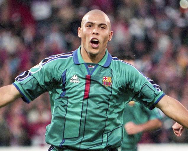 史上最高の9番だ」「普通じゃない」怪物ロナウド、伝説の60m独走弾が