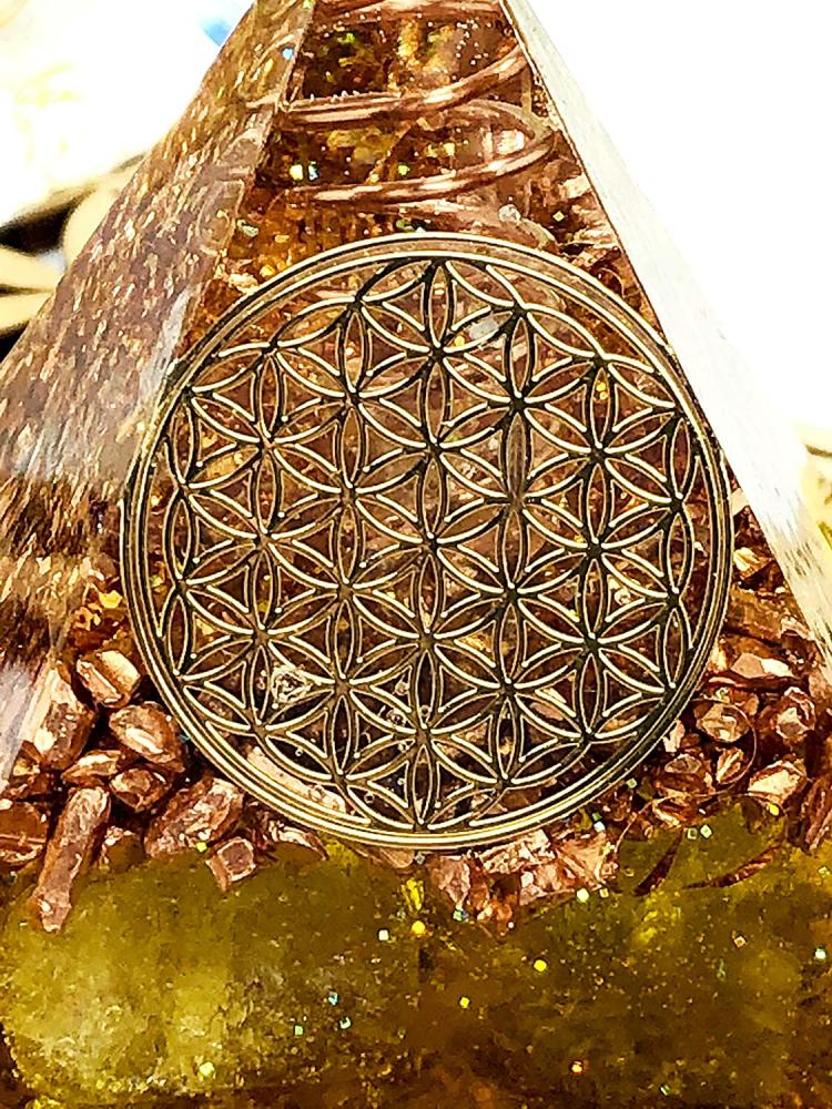 RELIGHT / フラワーオブライフ オルゴナイト ピラミッド (シトリン)