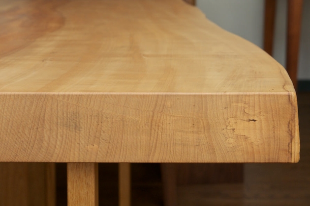 ダイニングテーブルの厚み【No.1334】 | 無垢材家具で温かいやすらぎの