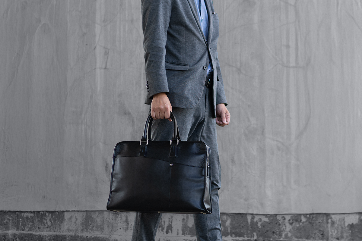 装いに寄り添う軽やかなブリーフケース｜プログレス | ソメスサドル