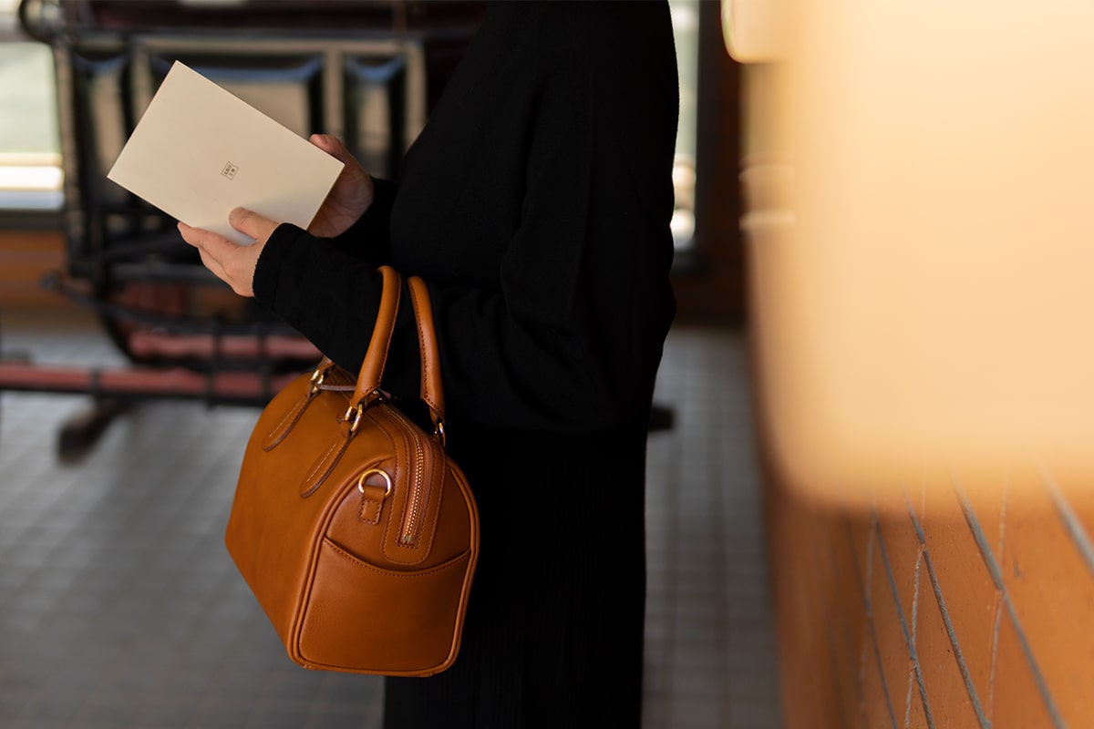 レザーのミニボストンを、大人きちんとスタイルの主役に｜エリン