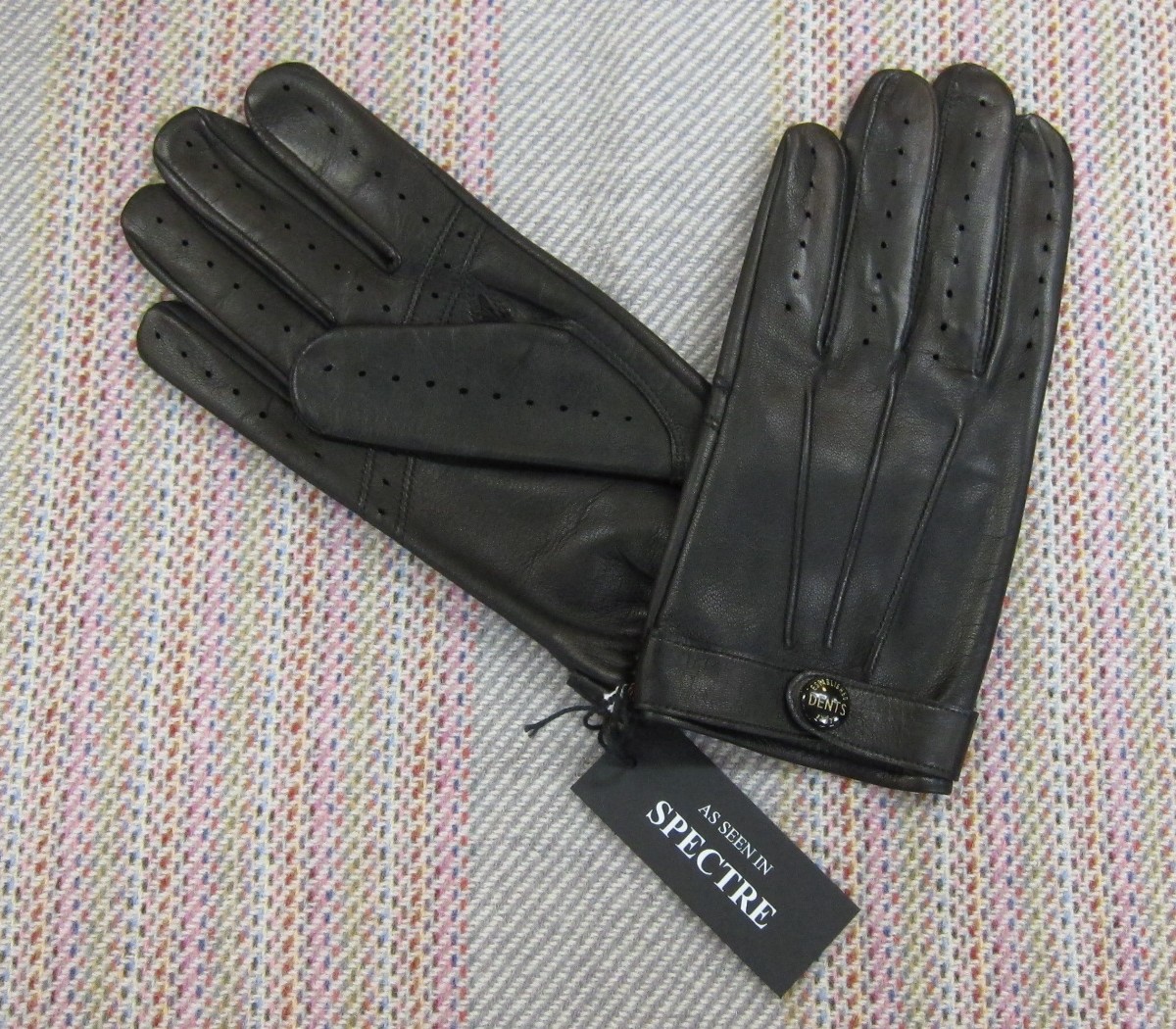 入荷速報。英国製の革手袋デンツDENTS。メンズは2つの007と変わり