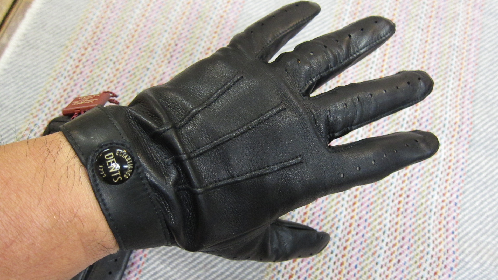 入荷速報。英国製の革手袋デンツDENTS。メンズは2つの007と変わり