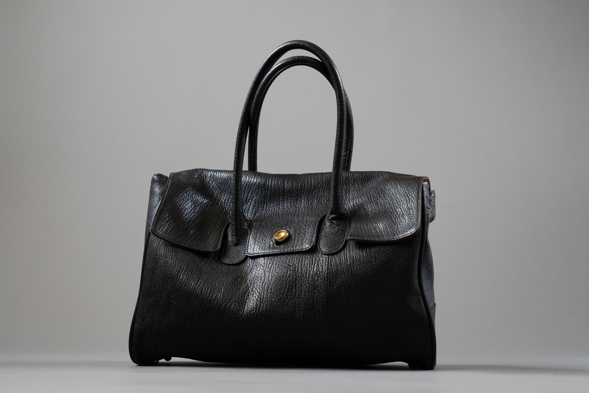 TOFF&LOADSTONEのルーフボタンのレビュー！軽さが特徴のヤギ革モデルを