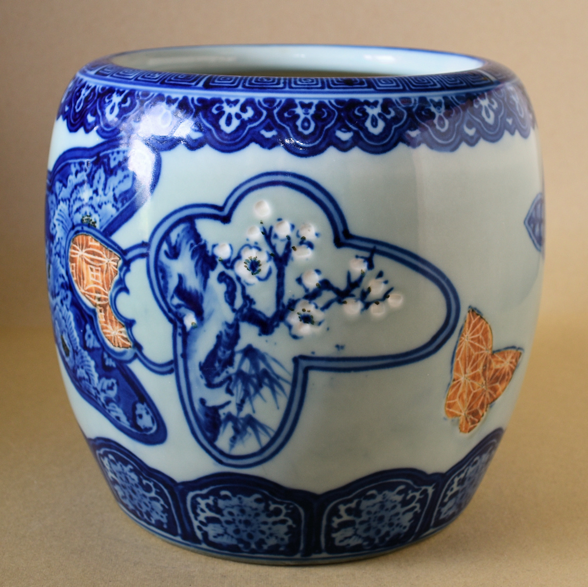 火鉢と炭道具の販売 骨董 斎明堂 / 浮き出し蝶枠梅文様火鉢