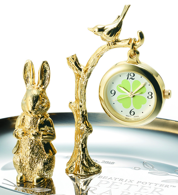 プライベートな空間に物語を感じさせるピーターラビット™の時計付き