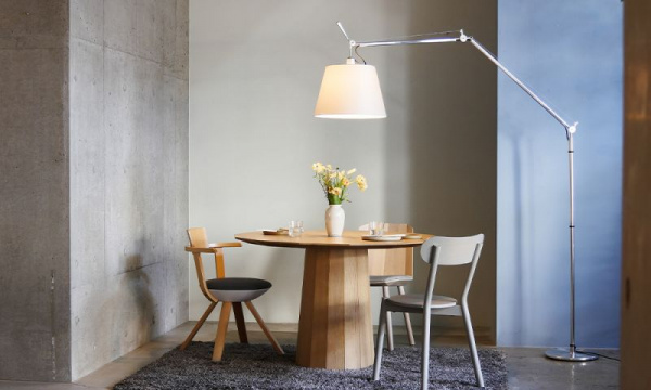 トロメオ メガ フロアランプ / グレーサテンArtemide（アルテミデ