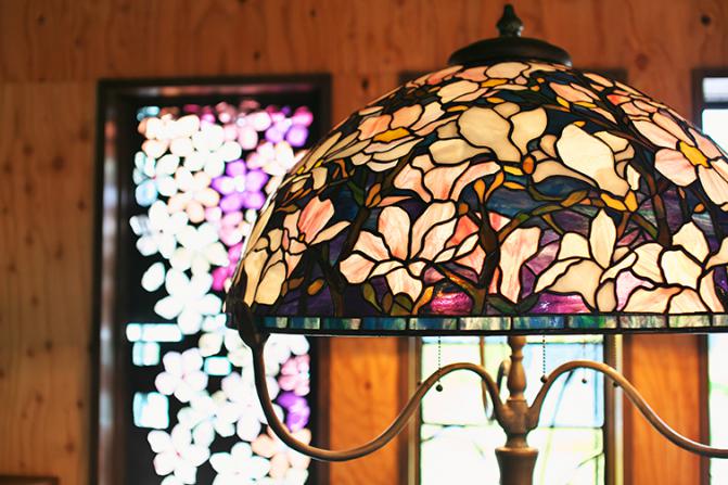 ステンドグラスギャラリー 薔薇の木】きらきらと幻想的に光り輝く夫婦