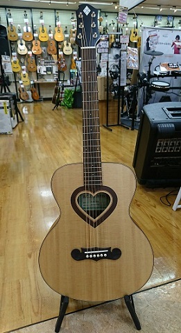 アコースティックギター】ハートのサウンドホールが可愛い！ZEMAITIS