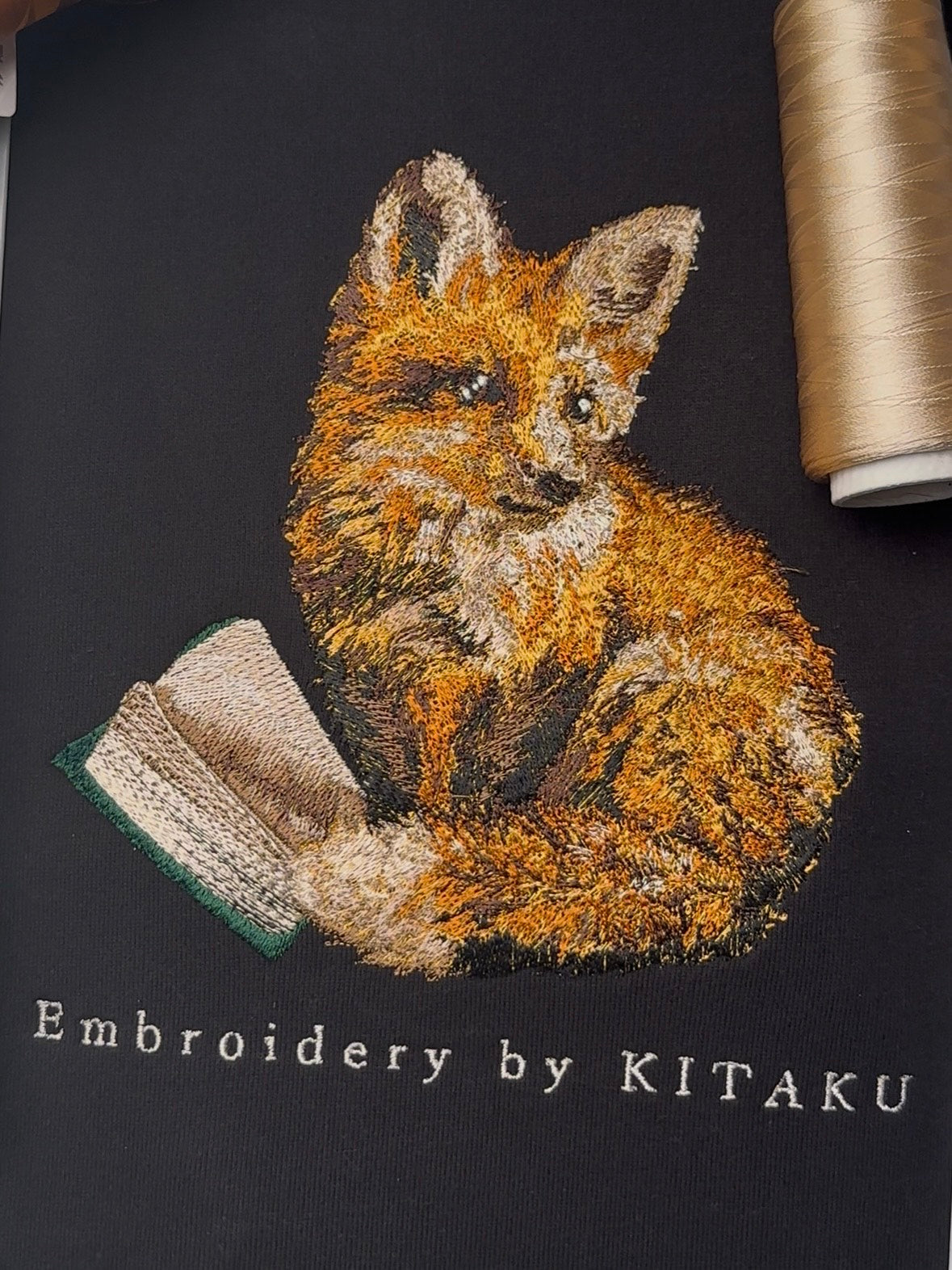 新作】子狐の読書 – 北区の刺しゅう屋