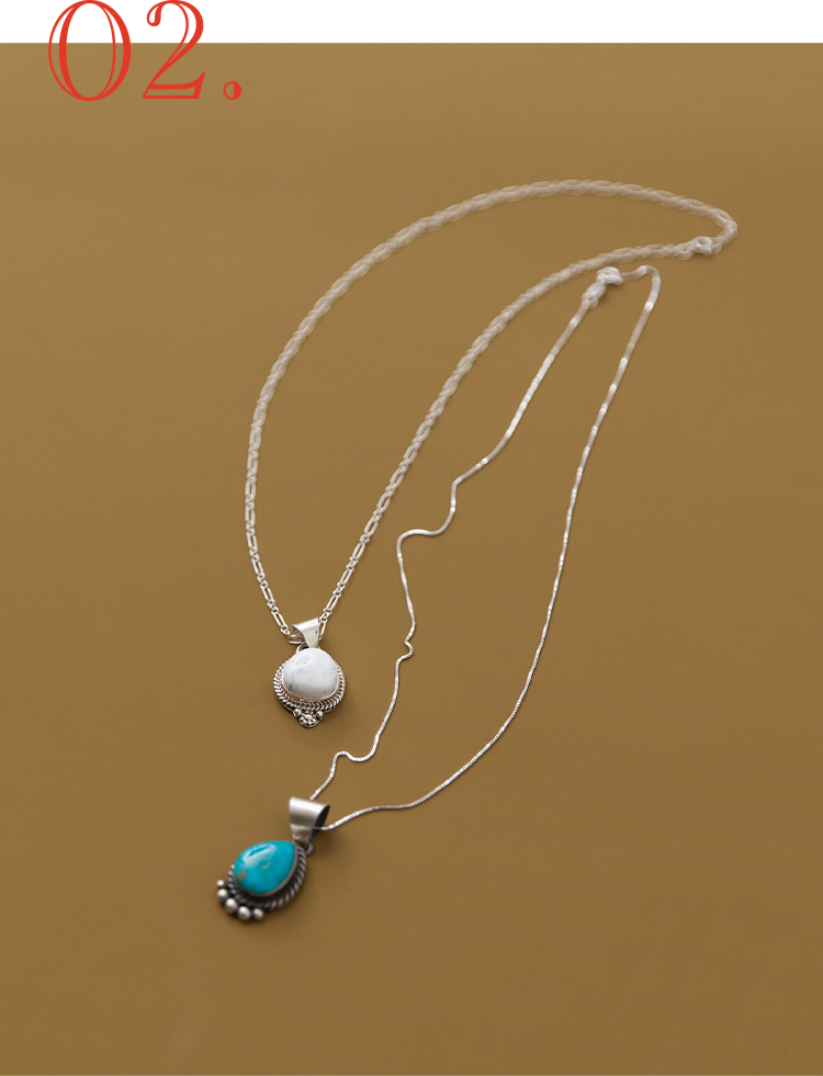 着こなしをこなれて見せる インディアンジュエリー SHIPS 公式サイト