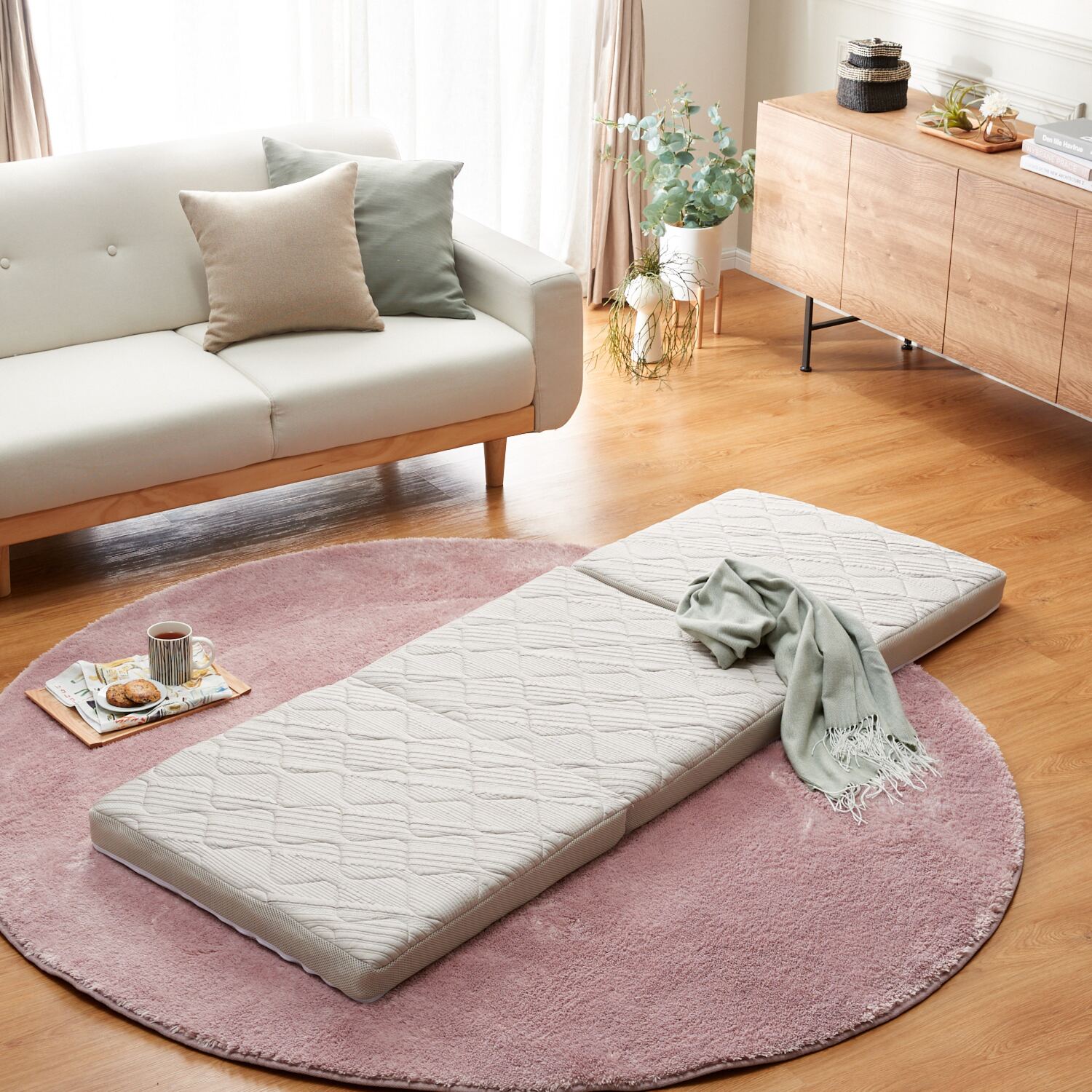 贅沢な厚みと弾力性で、 リビングの寛ぎシーンを 快適に♪ 通気性抜群