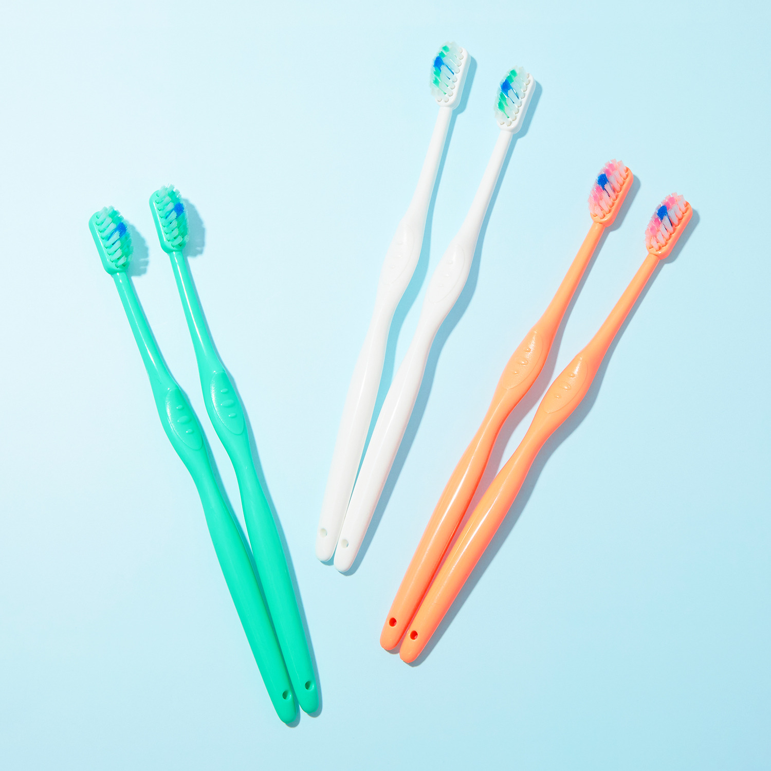 ピラミッド形状とタフトで 効率的に汚れを落とす！ “奇跡の歯ブラシ