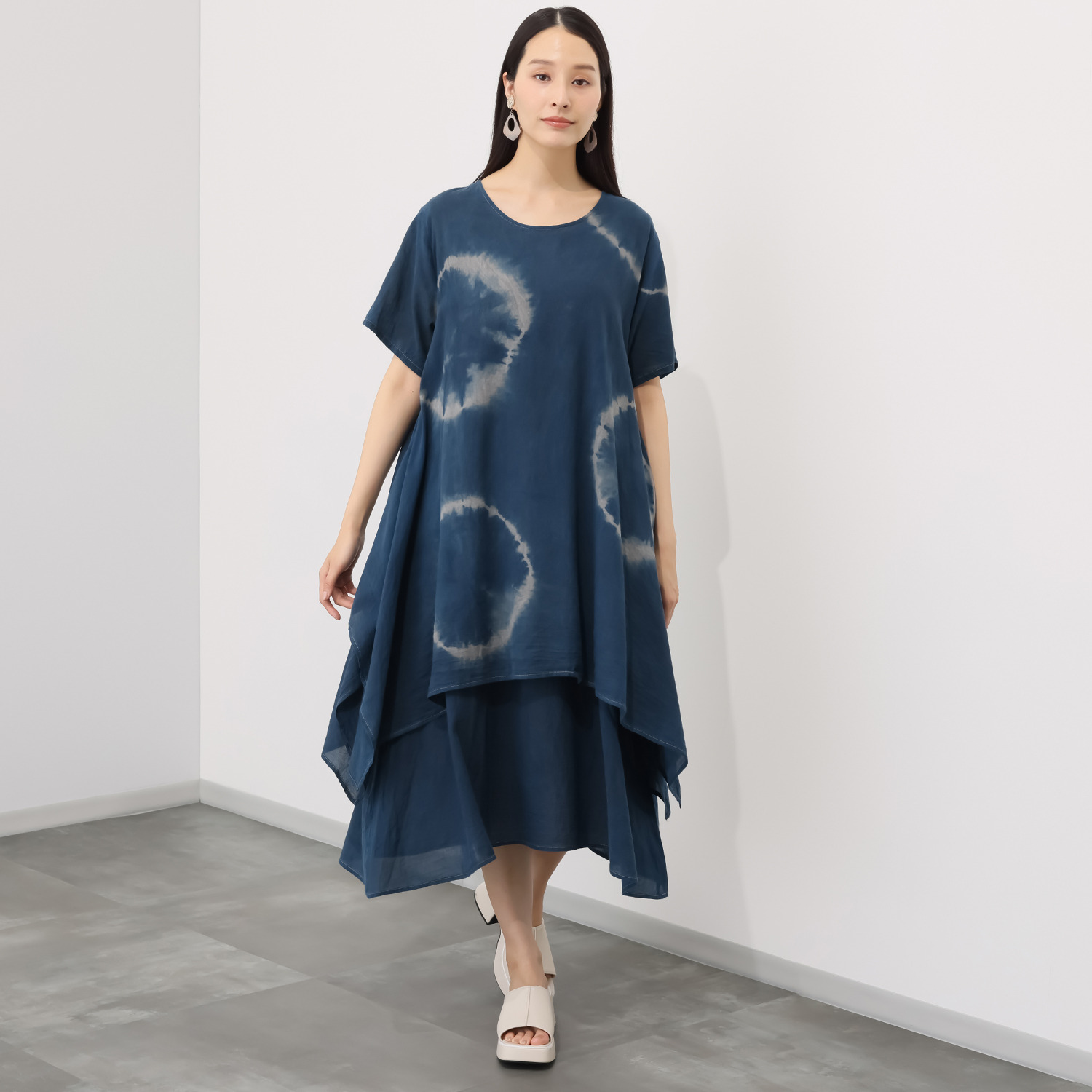 イロフシ 手染めの一点もの 独自の藍墨による絞り染め 体形を問わない