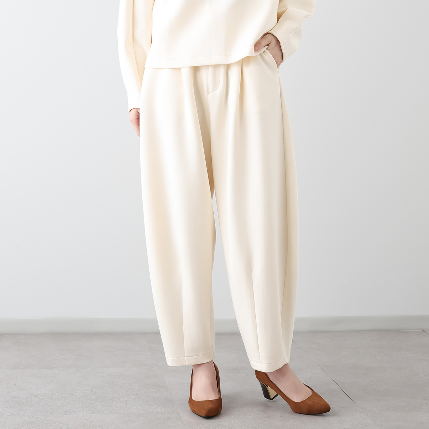 アキ オザワ イージースタイリングで 魅せる 美フォルムパンツ