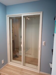 防音ドア・ガラスサッシの選び方｜性能と費用で比較する防音室の入口