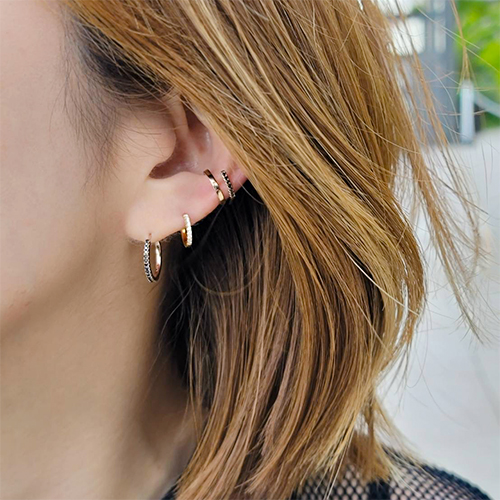 SJX W】CLICK HOOP PIERCED EARRING(S)(6ZP5003)｜SJX公式ONLINE STORE