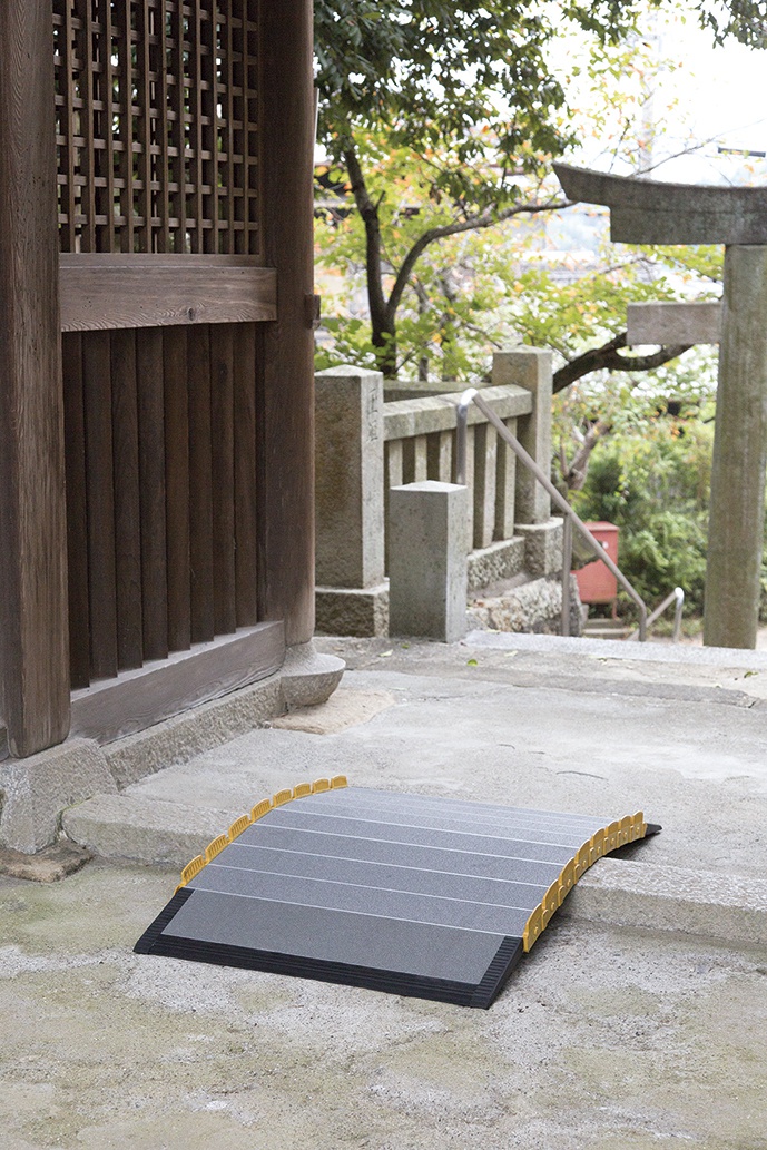 車いす用スロープ 段ない・ス ロールタイプ | 株式会社シコク