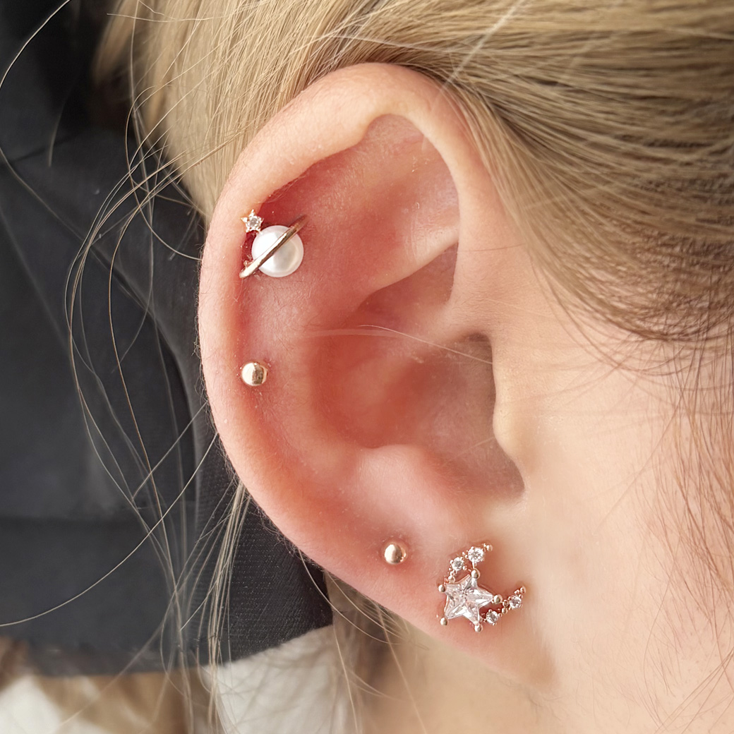 一点投入するだけでお顔周りが華やかキュービック MOON ストレート