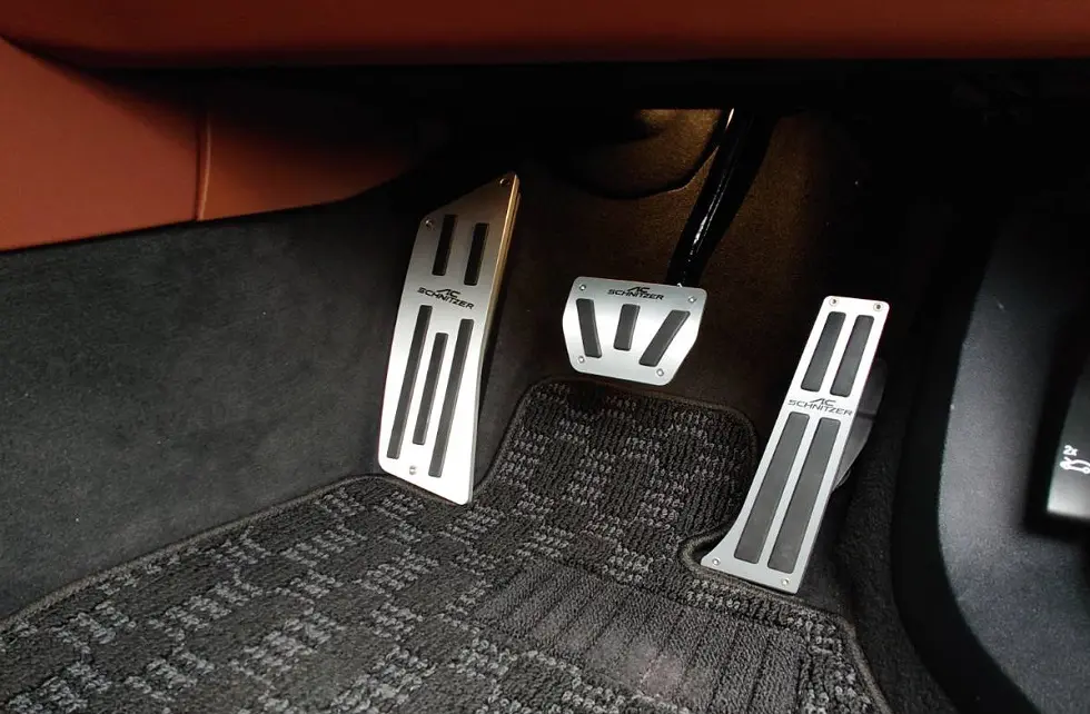 カスタマイズ 進行中の BMW M850ix、今日は ACシュニッツァー ペダル