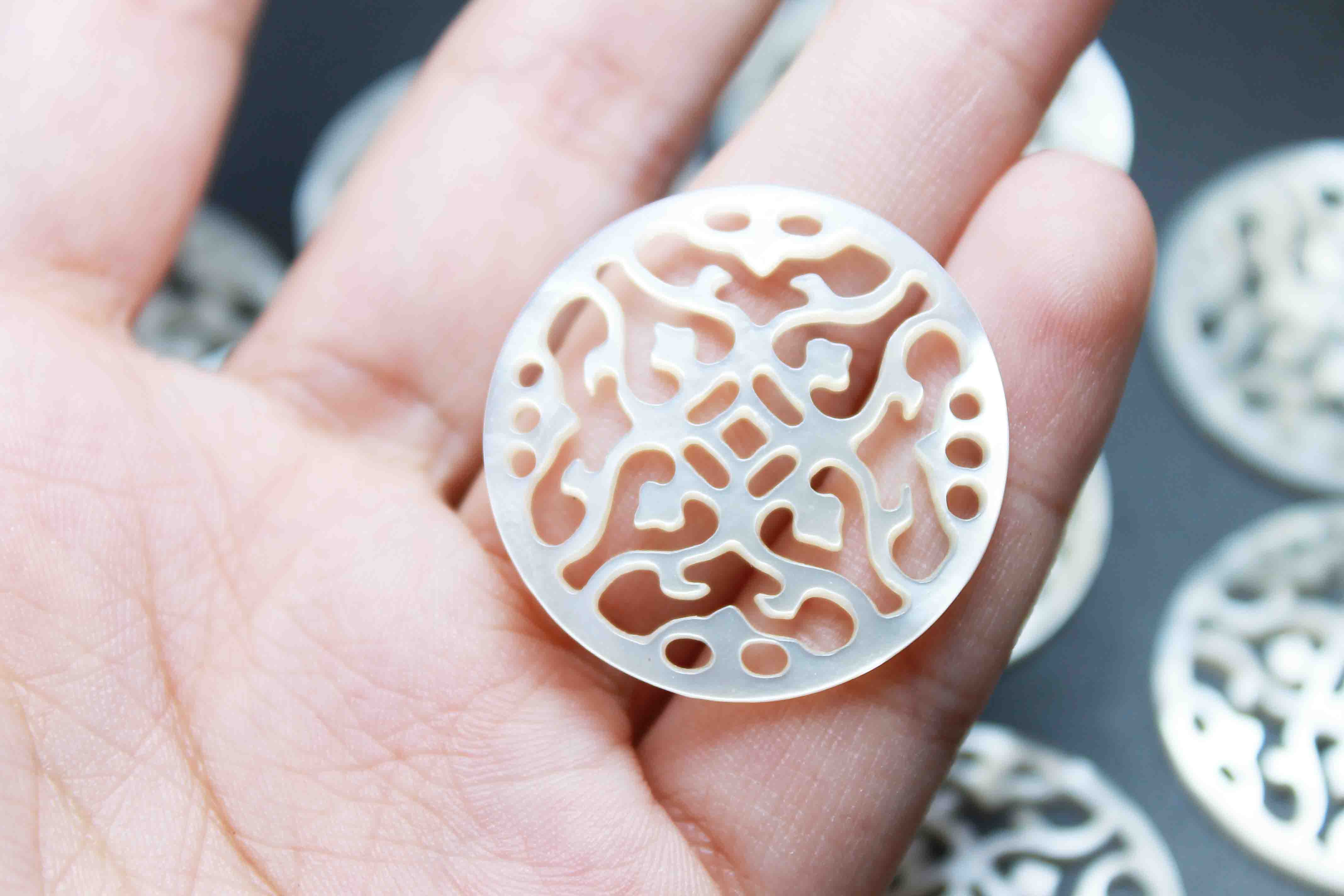 マザーオブパール 白蝶貝 透かし彫り クロス 彫刻 パーツ 1個 品番