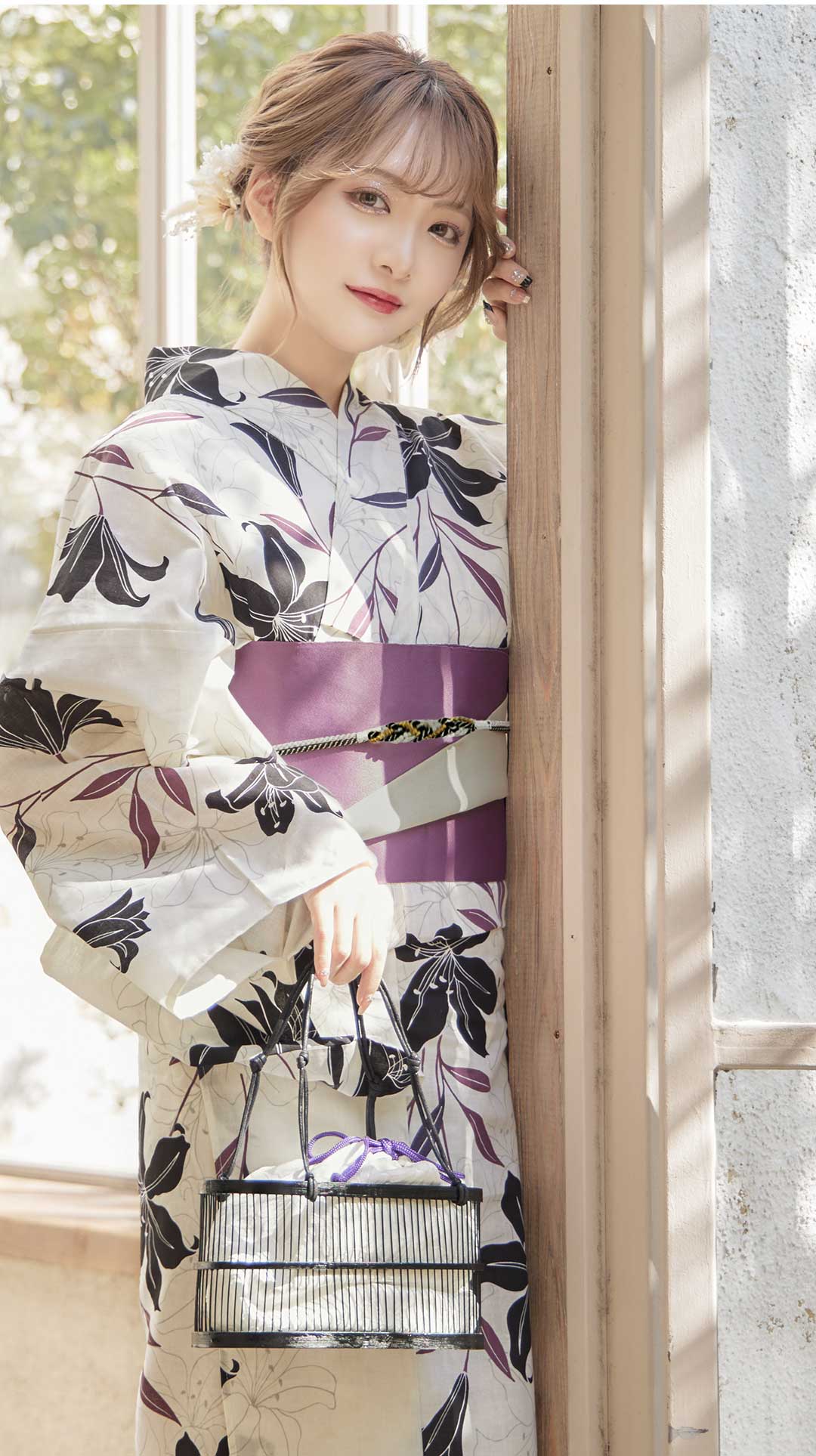 即日発送！】【浴衣】白地×百合柄浴衣 【浴衣3点セット 浴衣/帯/下駄