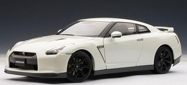 Nissan GTR (R35) (white pearl) - Die-cast model - AutoArt 77392