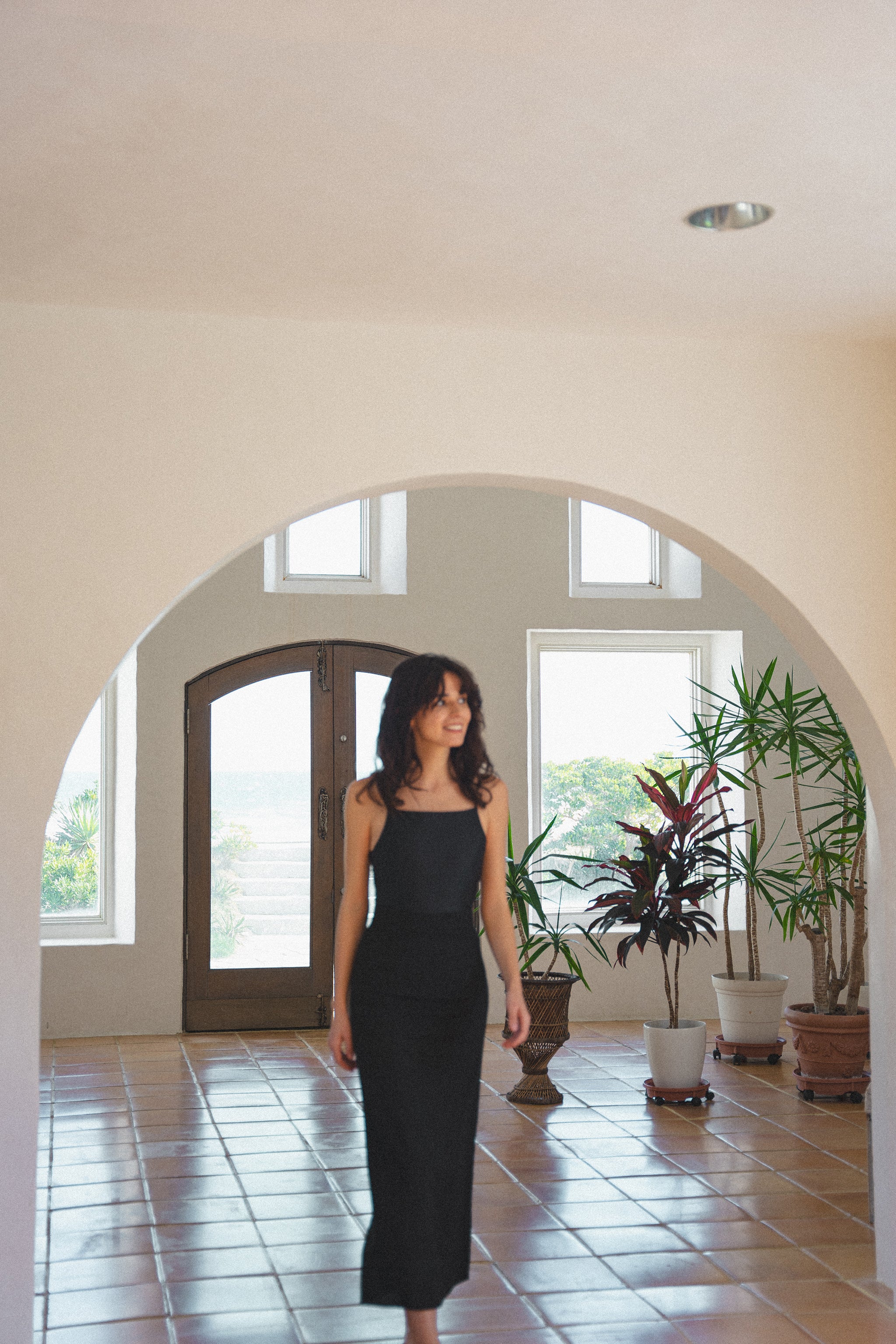 バックオープンワンピース モダン 大人シンプル 無地 ボディースーツ