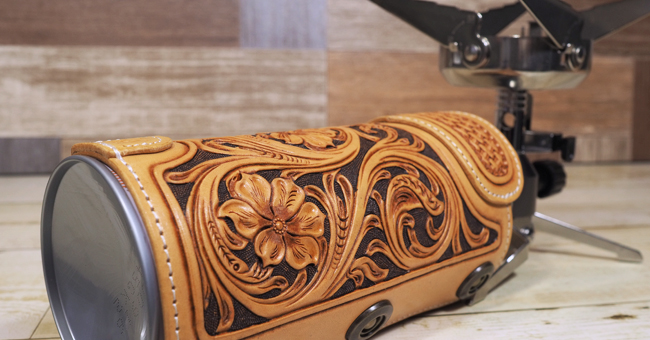 CB缶カバー：レザーカービングで仕立てたCB缶カバー。拘りのキャンプ