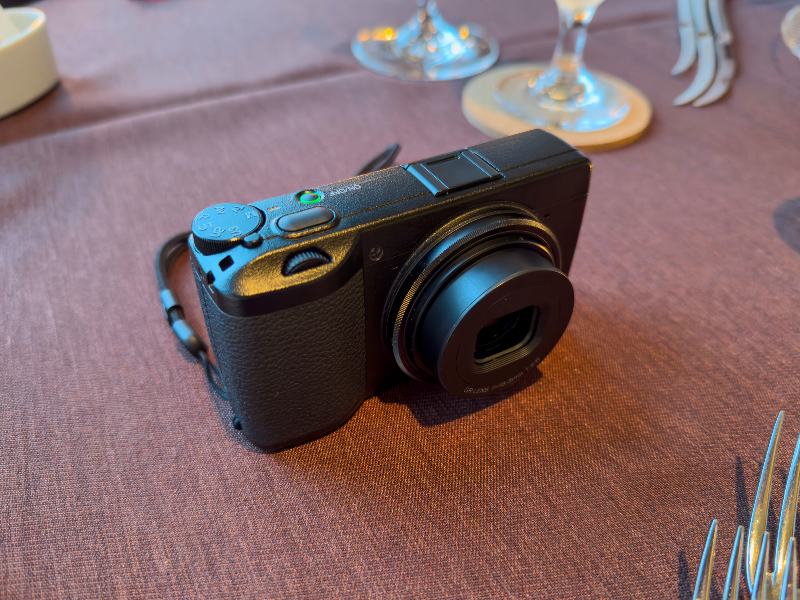 テーマパークや小旅行にピッタリ! RICOH GRⅢってどんなカメラ