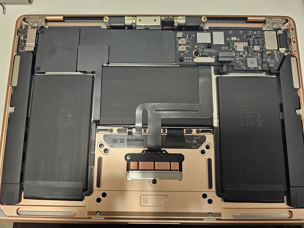 MacBook Air 13インチ（2020）A2337のバッテリー交換 - パソコン修理テック