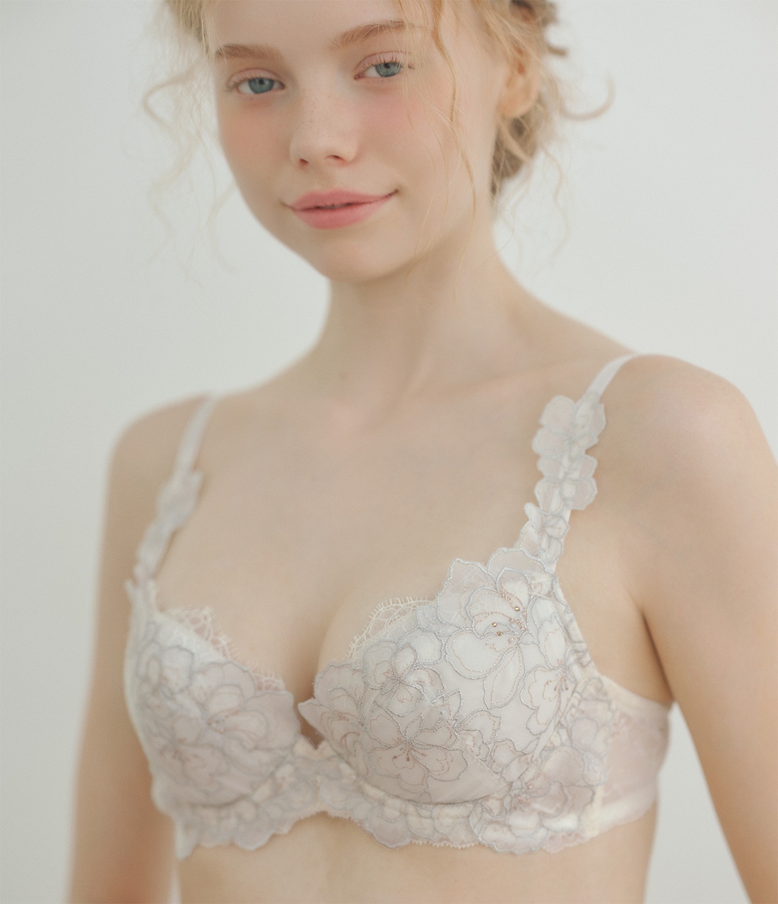 フローラルエンブロイダリーラメレースブラセット(B65 ホワイト