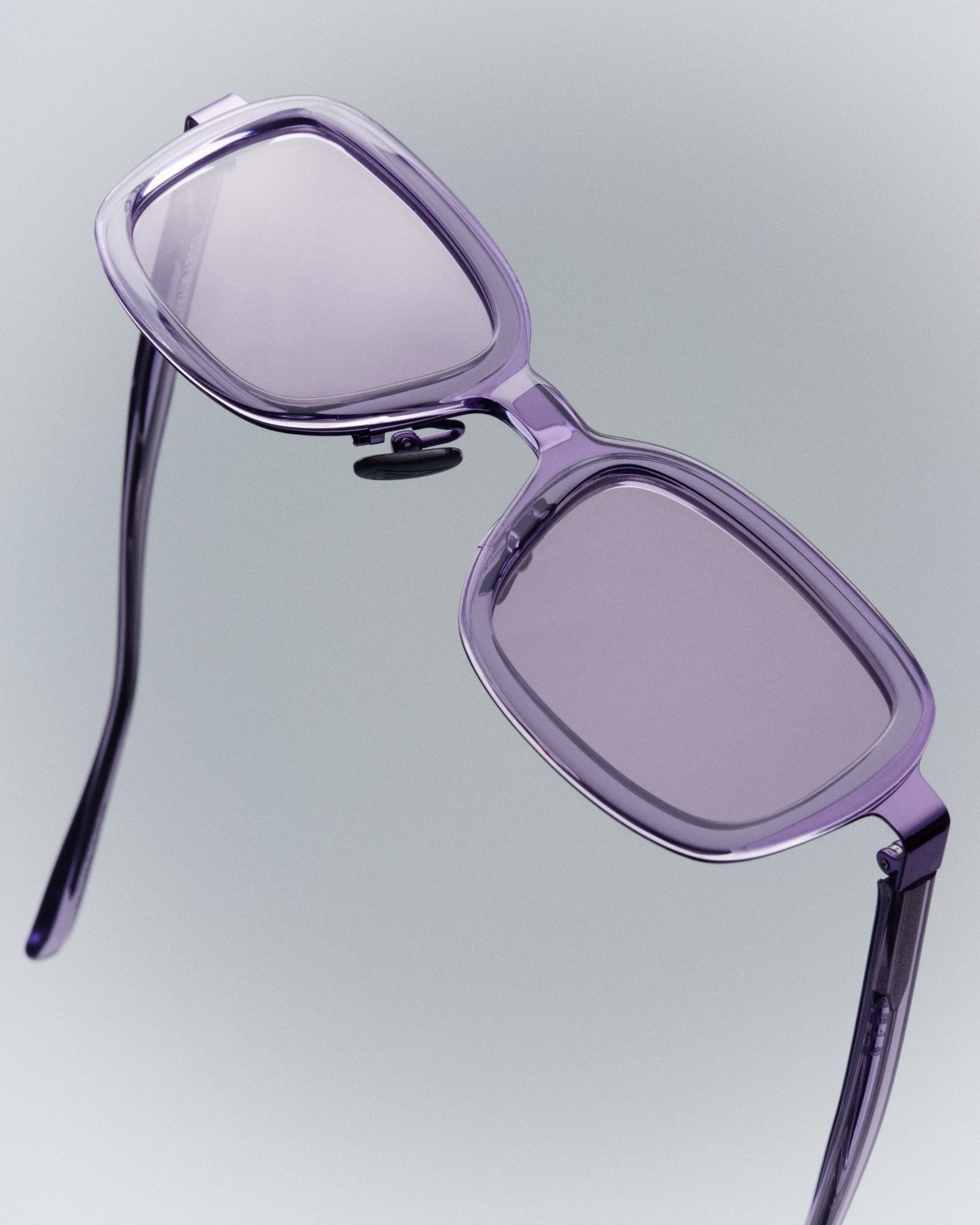 イッセイ ミヤケ アイズから、セルとメタルの異素材を組み合わせた新