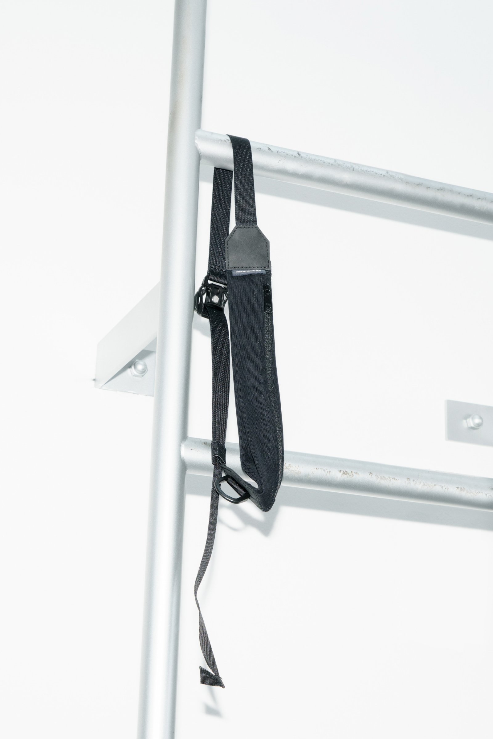 伸びて容量拡大の極細ベルトバッグが待望の再入荷！服装のアクセントに