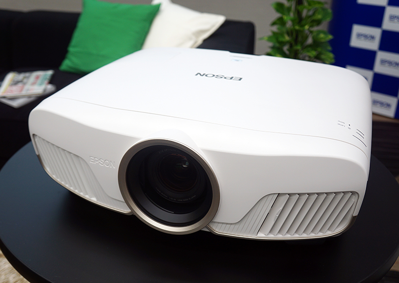 エプソン、4K/HDR対応で30万円台の液晶プロジェクター「EH-TW8300W