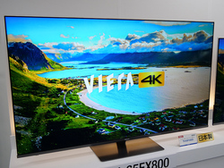 パナソニック、映像が宙に浮くデザインで画質も高めた4K液晶“VIERA
